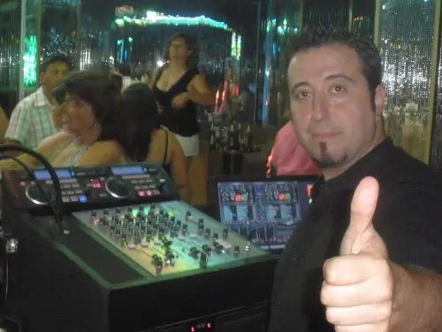 Djtofol en la cabina, saludando al público