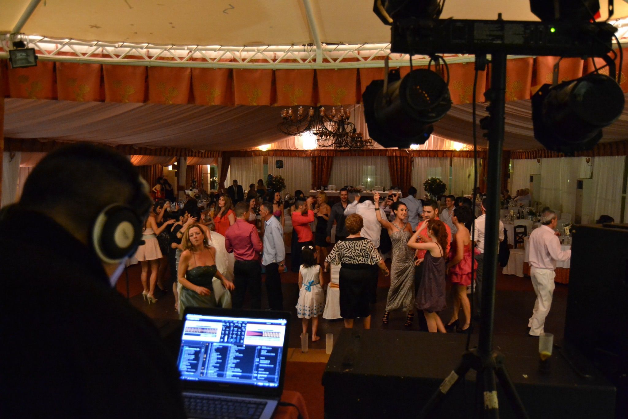Pista llena de invitados bailando durante una celebración