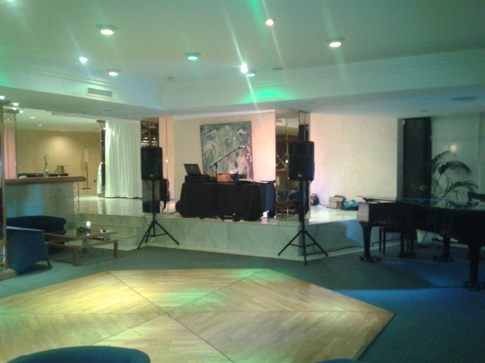 Equipo de sonido preparado en el salón de un evento