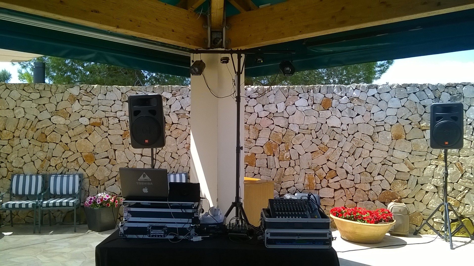 Equipo de DJ y altavoces montados al aire libre