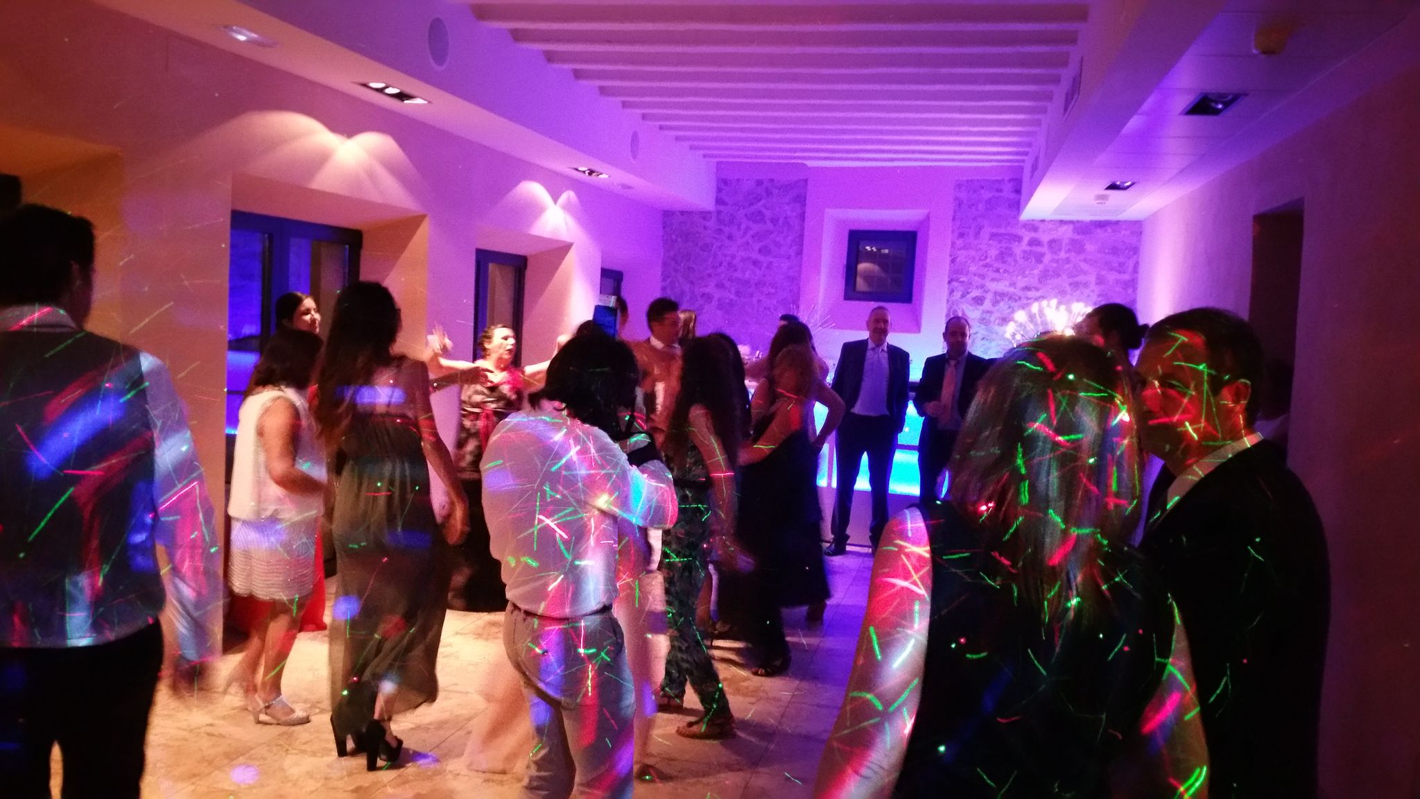 Invitados bailando bajo luces de colores