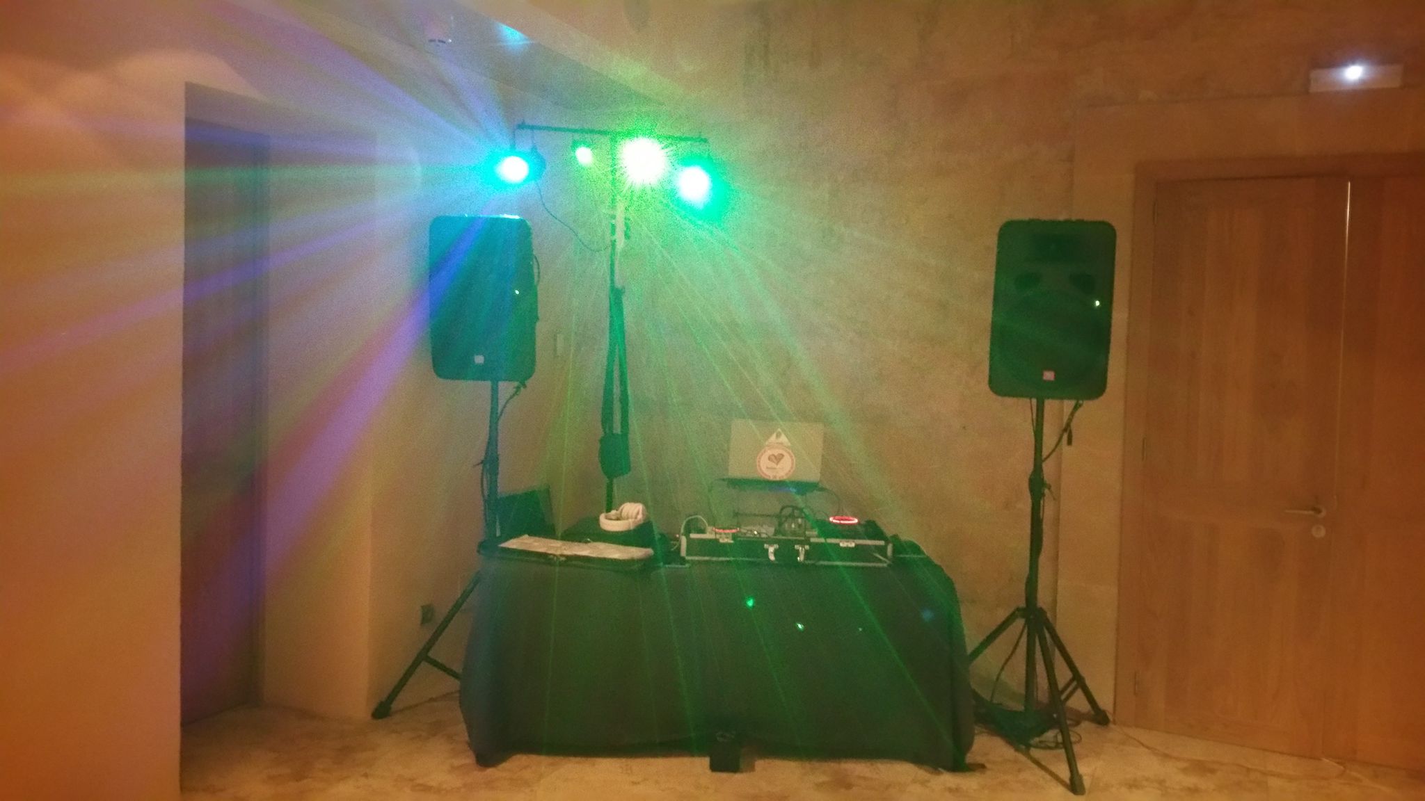 Cabina, altavoces e iluminación preparados en una sala