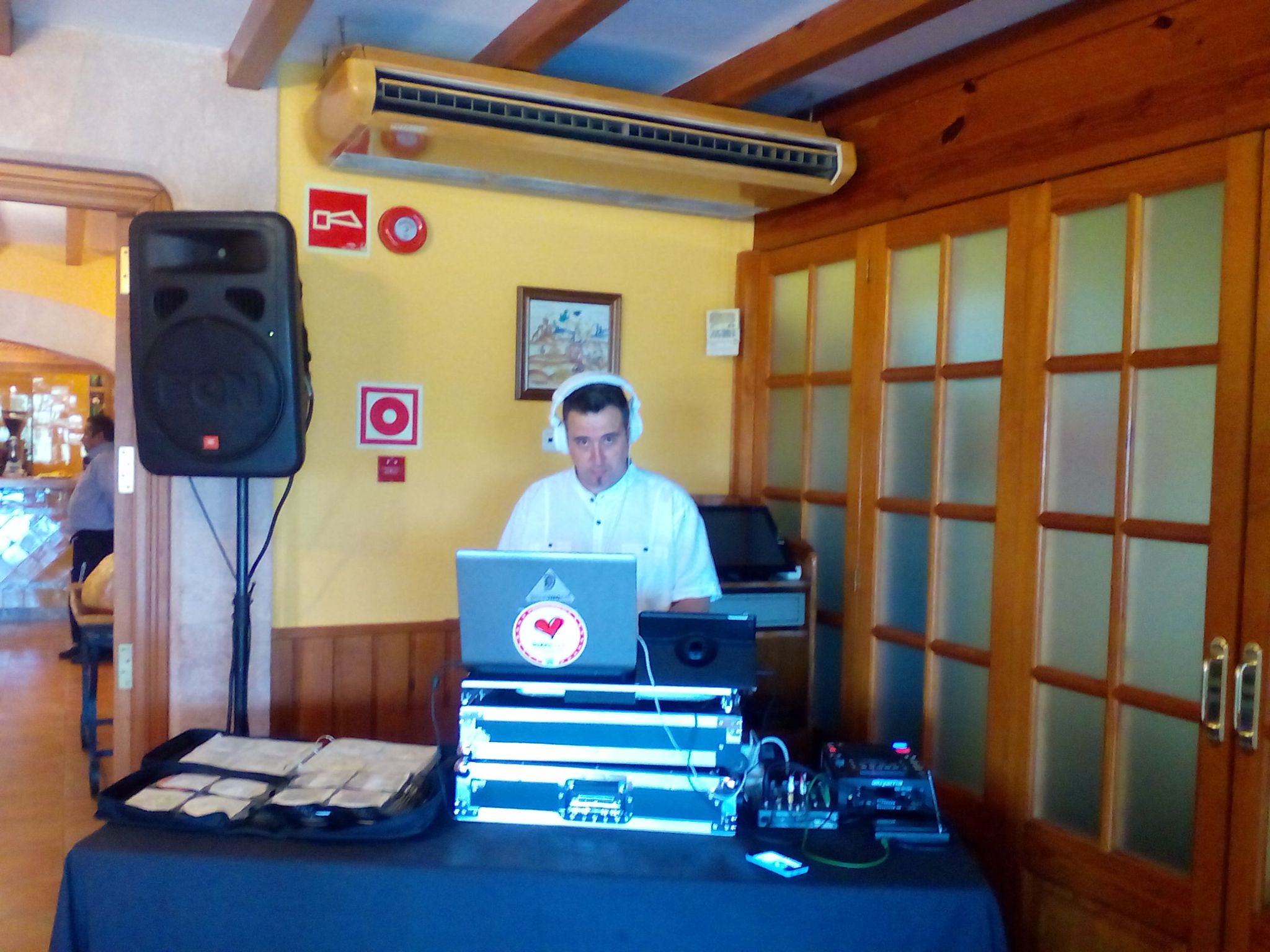 Djtofol trabajando detrás de su equipo durante un evento