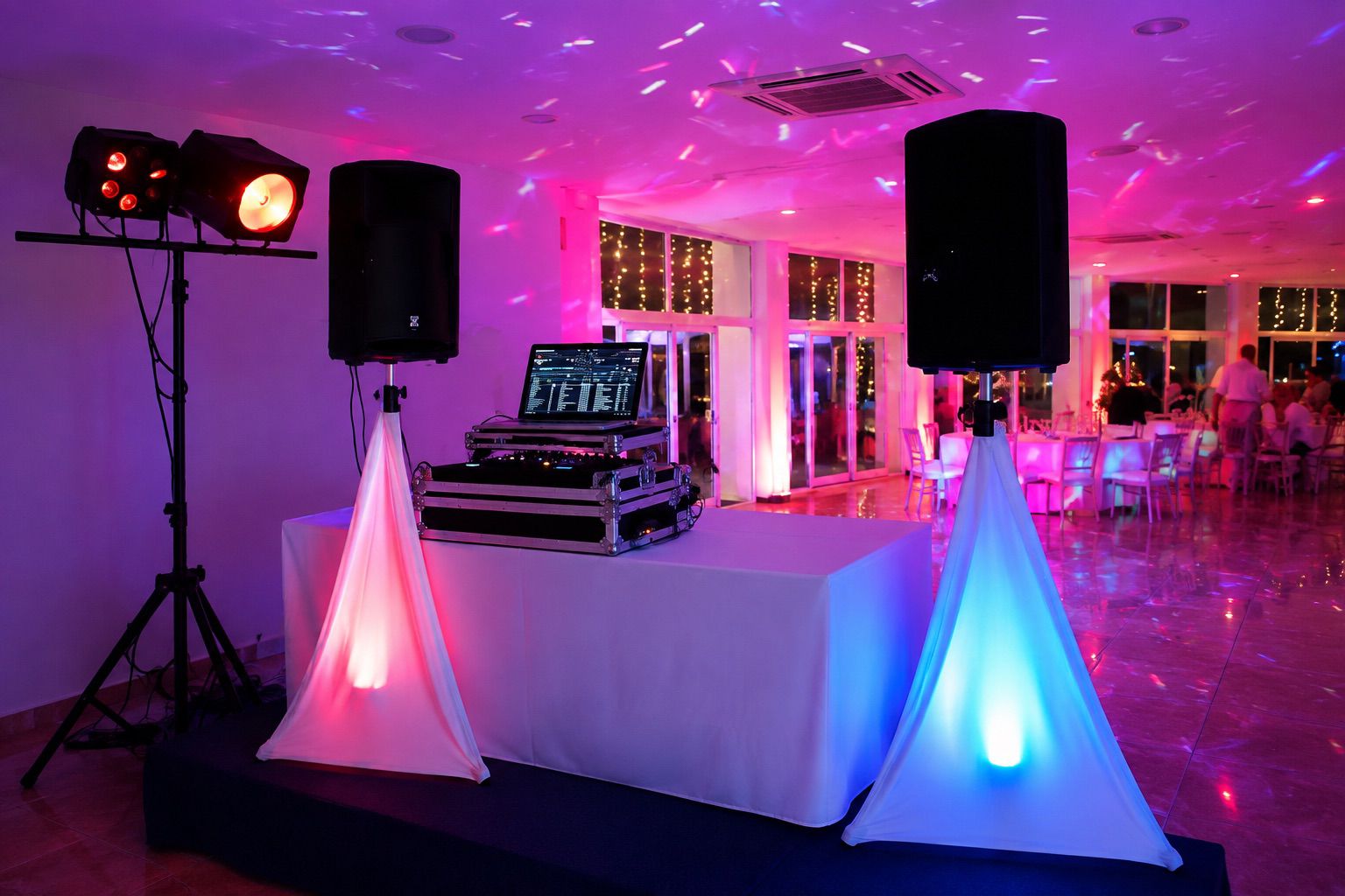 Sala de eventos iluminada con luces rosas y azules